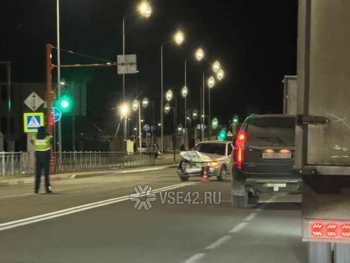 В Кемерове на новом участке улицы Соборной столкнулись две легковушки  