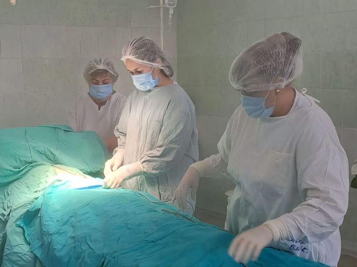 Кузбасские врачи удалили у пациентки гигантскую опухоль