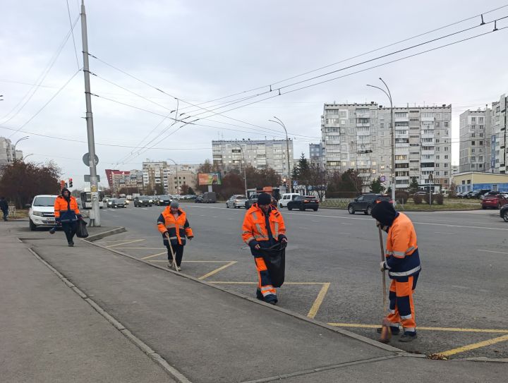 77 единиц спецтехники и сотни рабочих наводят порядок на улицах в Кемерове