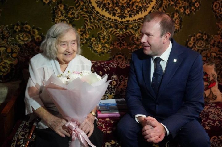 Кемеровчанка - ветеран Великой Отечественной отметила 102-летие среди близких и друзей