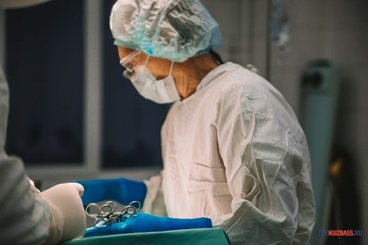 Врачи Новокузнецка спасли женщину с редкой кистой яичника весом почти 4 килограмма