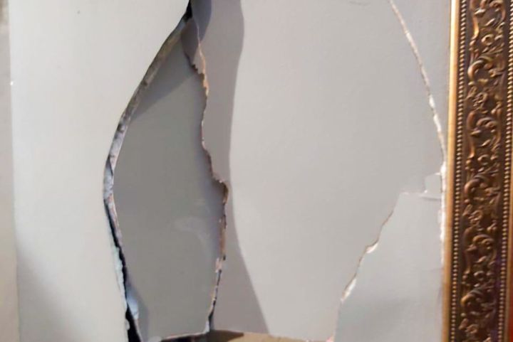 Пьяный посетитель повредил стену в кемеровском караоке-баре после конфликта с администратором