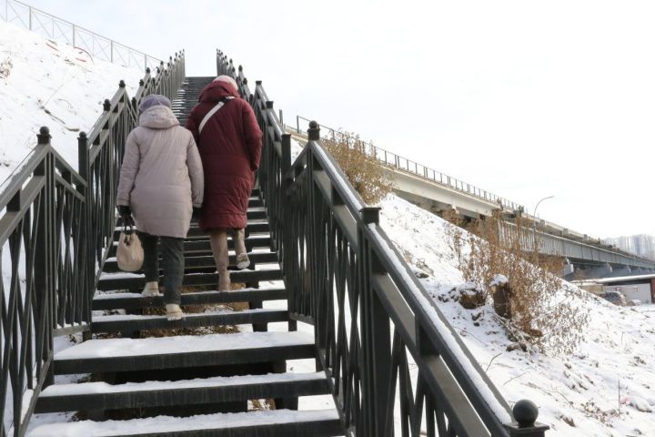 В Кемерове завершается строительство лестницы к школе №60 на Кузбасском мосту