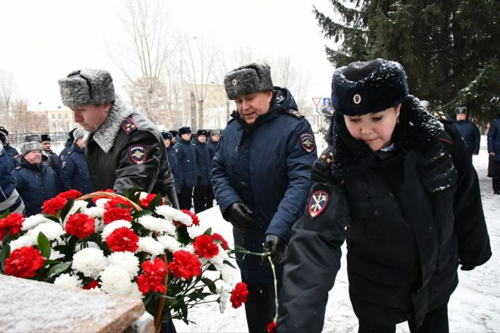 В Кузбассе вспоминали полицейских, погибших при исполнении служебного долга