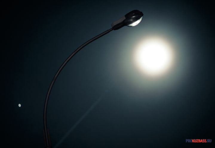 Над Кемерово ночью взошла огненно-оранжевая луна 