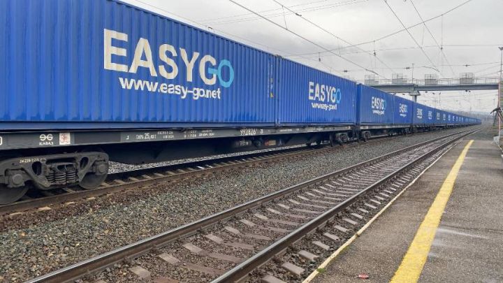 В Китай из Кузбасса отправился первый контейнерный поезд с алюминием