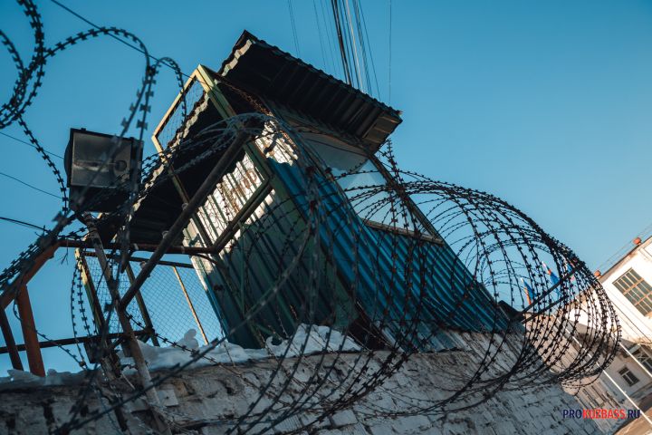 Стрелявший у стриптиз-клуба в Кемерове мужчина отправлен в СИЗО до 2026 года