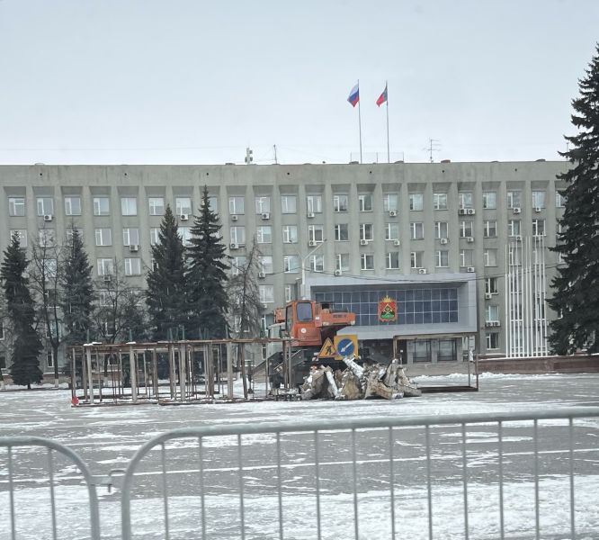 На площади Советов в Кемерове начали установку знаменитой новогодней ёлки