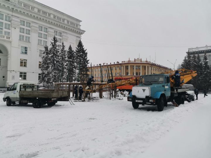 На площади Советов в Кемерове монтируют главную елку и заливают каток