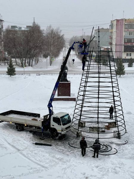 Ещё в одном кузбасском городе начали устанавливать новогоднюю елку