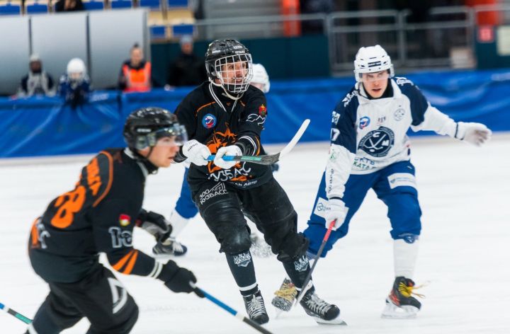 «Кузбасс» с разгрома начинает новый чемпионат России по хоккею с мячом