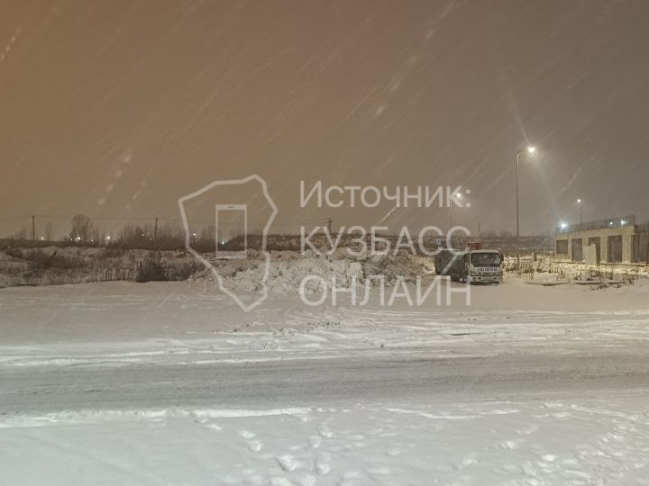 Пустырь в одном из районов Кемерова превратили в отвал для снега