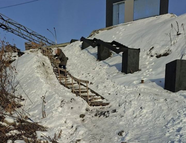 Жители Кемерова возмущены состоянием спуска к ледовому дворцу