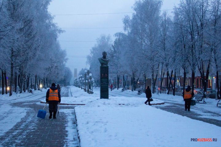 Дорожные службы Кемерова продолжают обработку улиц против гололеда и снега