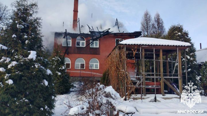 В Кузбассе загорелся трехэтажный особняк