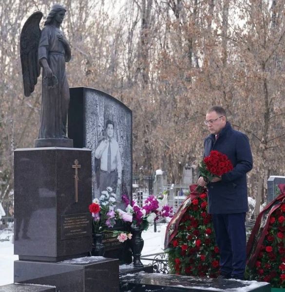 Губернатор Кузбасса возложил цветы на могилу Амана Тулеева