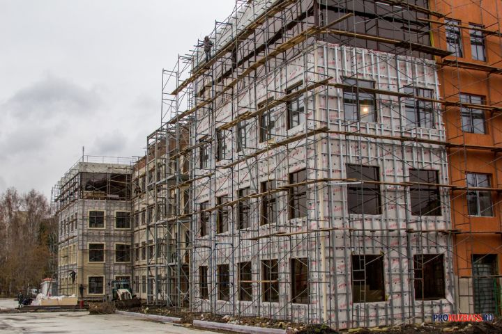 Прокуратура Кузбасса заставила подрядчика исправить некачественный ремонт фасада в Кемерове