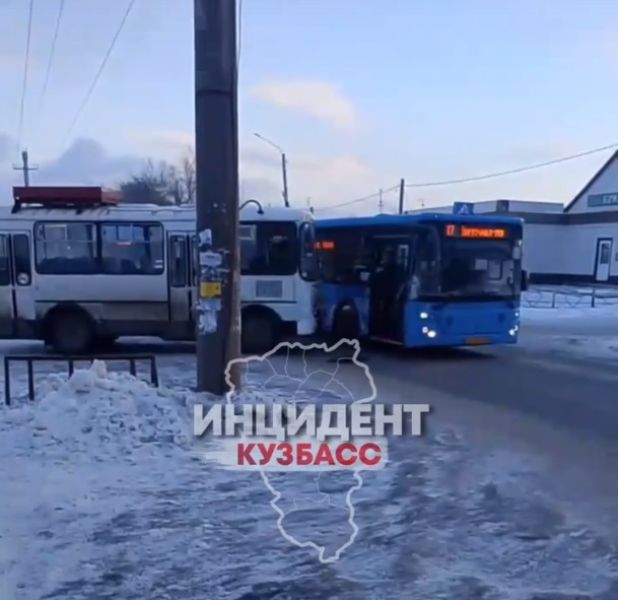 Пазик протаранил пассажирский автобус в Кемерове