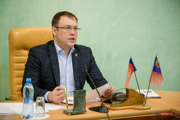 Жалоба жителя на электросети привела к резкому разговору Ильи Середюка с главой округа