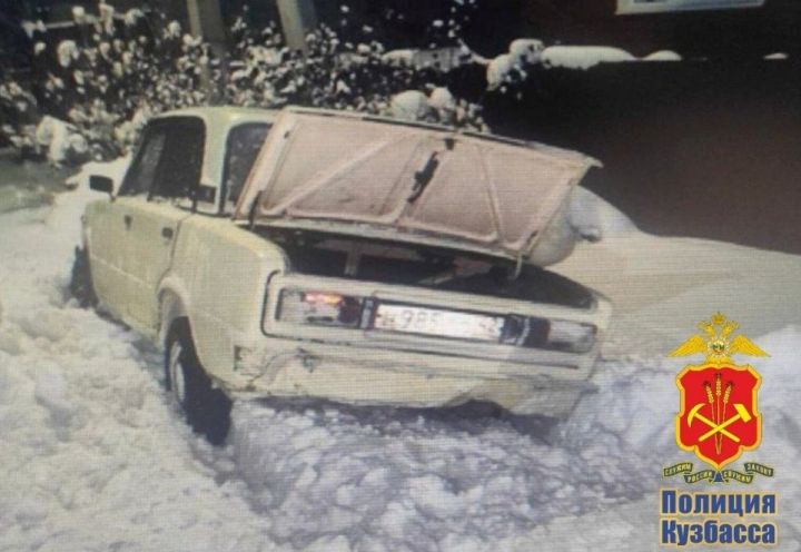 В Кузбассе дрифтеры протаранили двор частного дома и повредили имущество хозяев