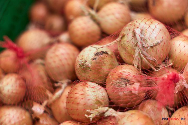 В Кузбасс пытались ввезти 106 тонн опасных овощей и фруктов без документов