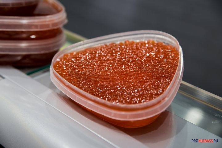 Мошенники продают кузбассовцам поддельную красную икру
