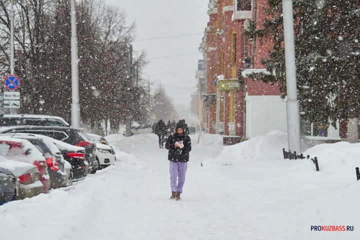 Кузбасс утонет: мощные снегопады в регионе затянутся на всю неделю