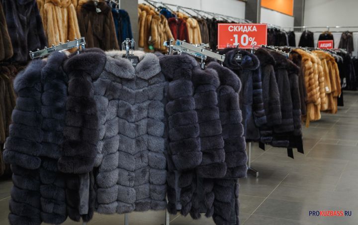 Жители Кемерова выбирают мех и серебряные наряды для зимы  