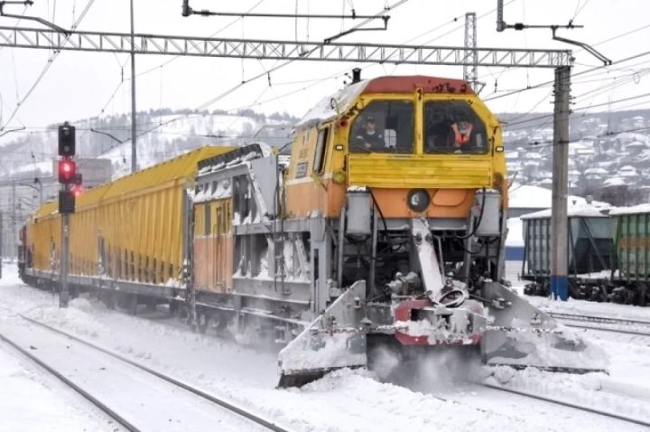 На железных  дорогах Кузбасса  круглосуточно работают снегоуборочные машины 