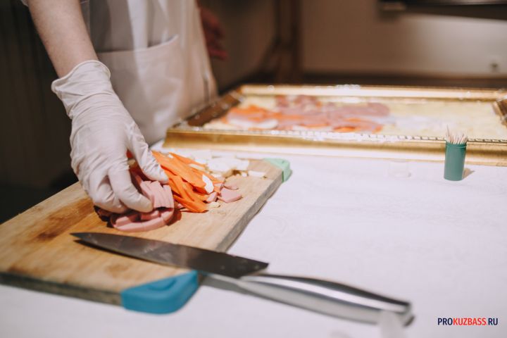 Новогоднее меню из холодильника: идеи, которые делают бюджетный стол праздничным