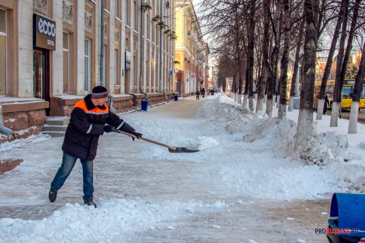Кемеровчане продолжают жить в условиях снежных завалов