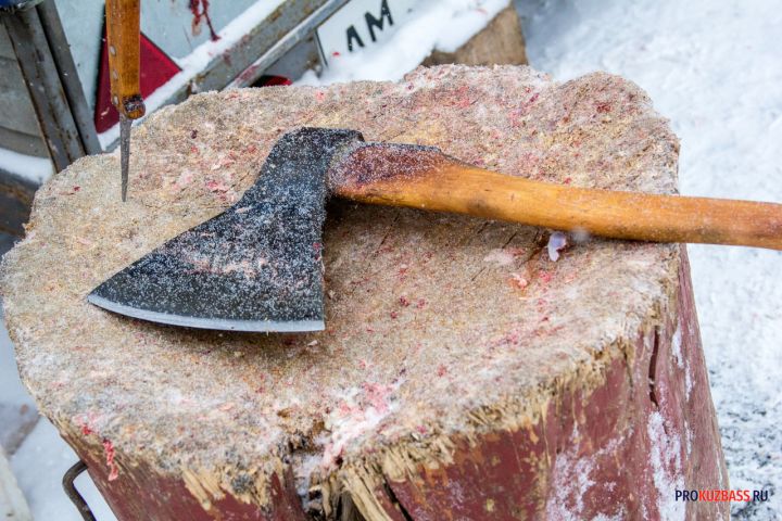 Жительница Кузбасса несколько раз ударила знакомую топором по голове