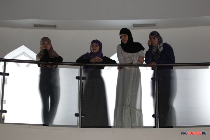 В Кемерове мигранты совершили намаз в супермаркете и оказались депортированы