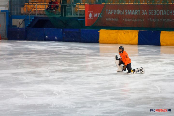 Родители просят губернатора Кузбасса помочь детям с ледовой ареной «Снежинка»