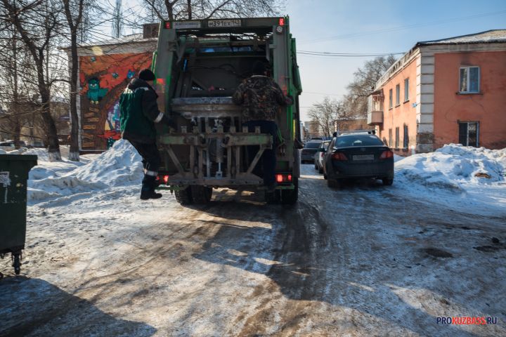 Кузбасских водителей будут штрафовать за препятствие проезду мусоровозов
