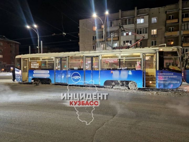 Ходовая часть отвалилась у трамвая во время движения в Кемерове