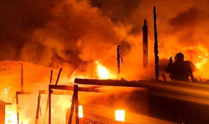 Сильный пожар превратил дом в кузбасской деревне в пепел 