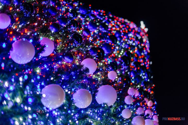 Новогодняя ель в Березовском неприятно удивила жителей 