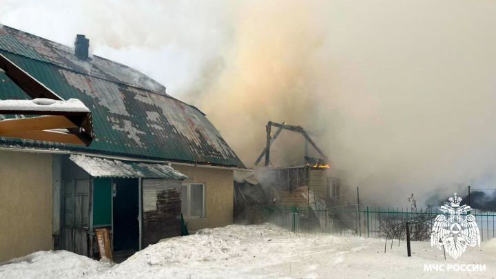 В Кемерове пожар охватил два жилых дома