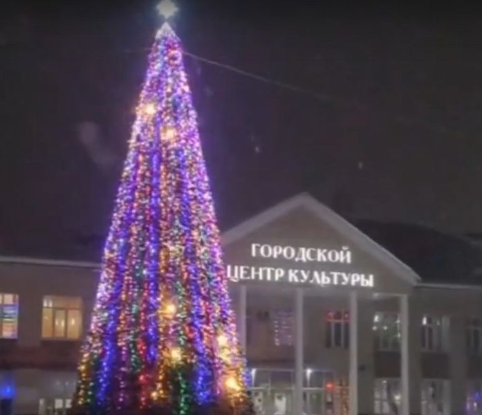 Вандалы сорвали украшения с новогодней ели в Мысках 