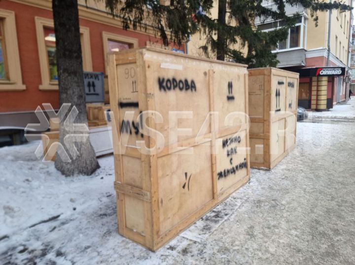 Ящики с экспонатами выставки Тутанхамона оставили на улице в Кемерове