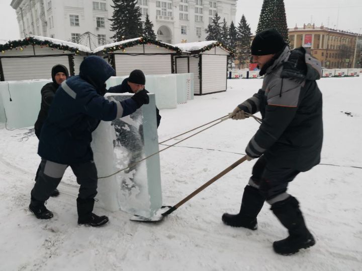 В Кемерове началось строительство ледового городка