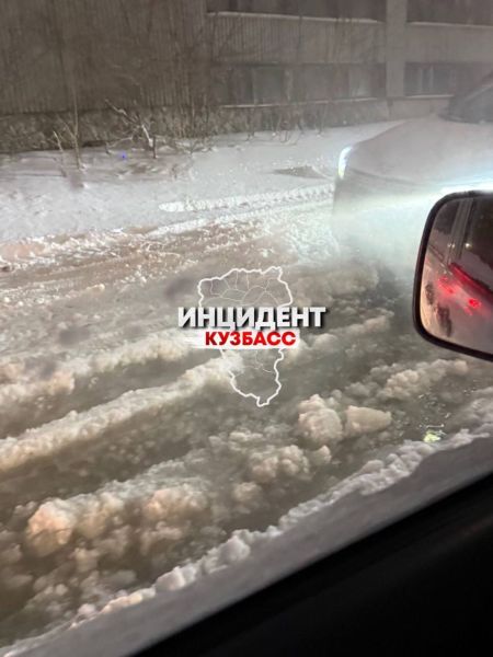 Центральный проезд в Кемерове оказался затоплен из-за аварии на сетях