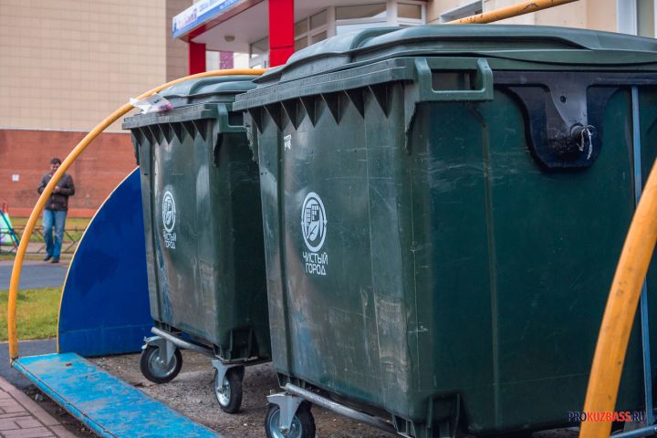 Жительница Кемерова оставила пакет с мусором у магазина и попала на видео