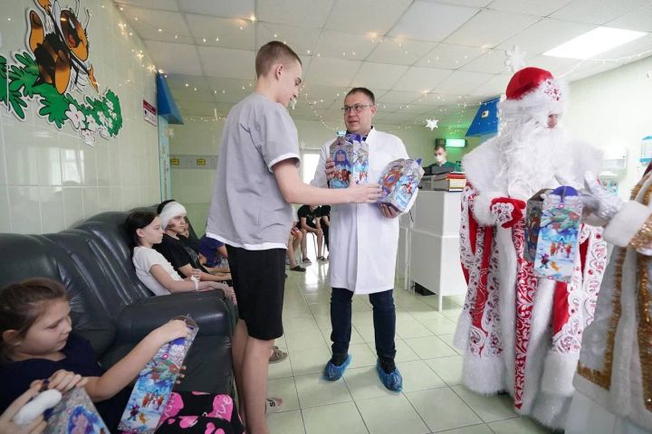 Маленькие пациенты областной больницы получили подарки от губернатора