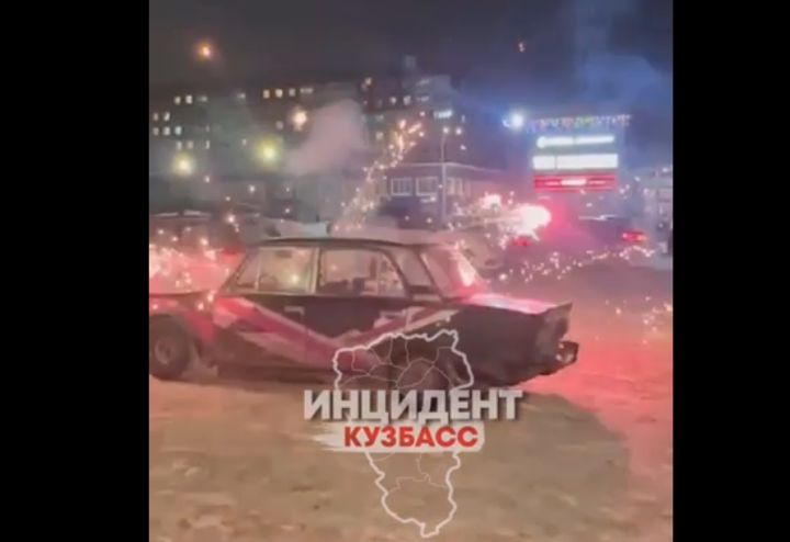 В Кемерово мужчина открыл стрельбу фейерверками по машинам и людям 