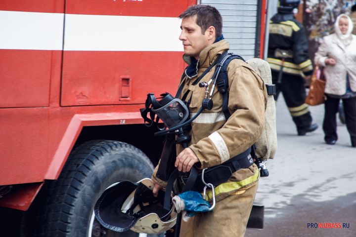 В Кемерове пожар уничтожил жилой дом и хозпостройки