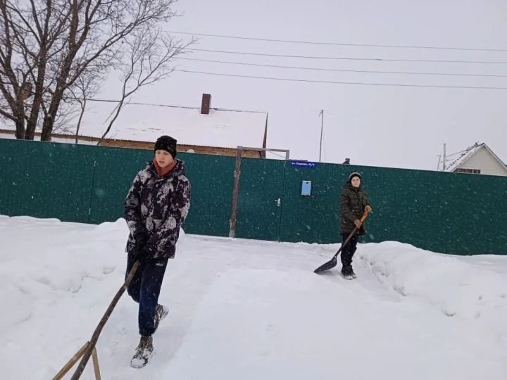 Кузбасские коммунальщики не справляются со снегом без волонтёров