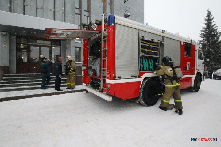 В Кемерове из-за пожара в квартире на Сибиряков-Гвардейцев эвакуировали 25 человек