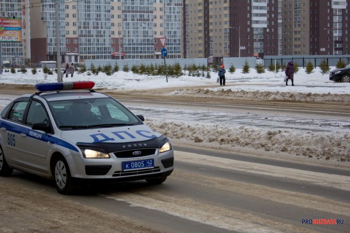 Дальнобойщик съехал в снежный кювет в Кузбассе